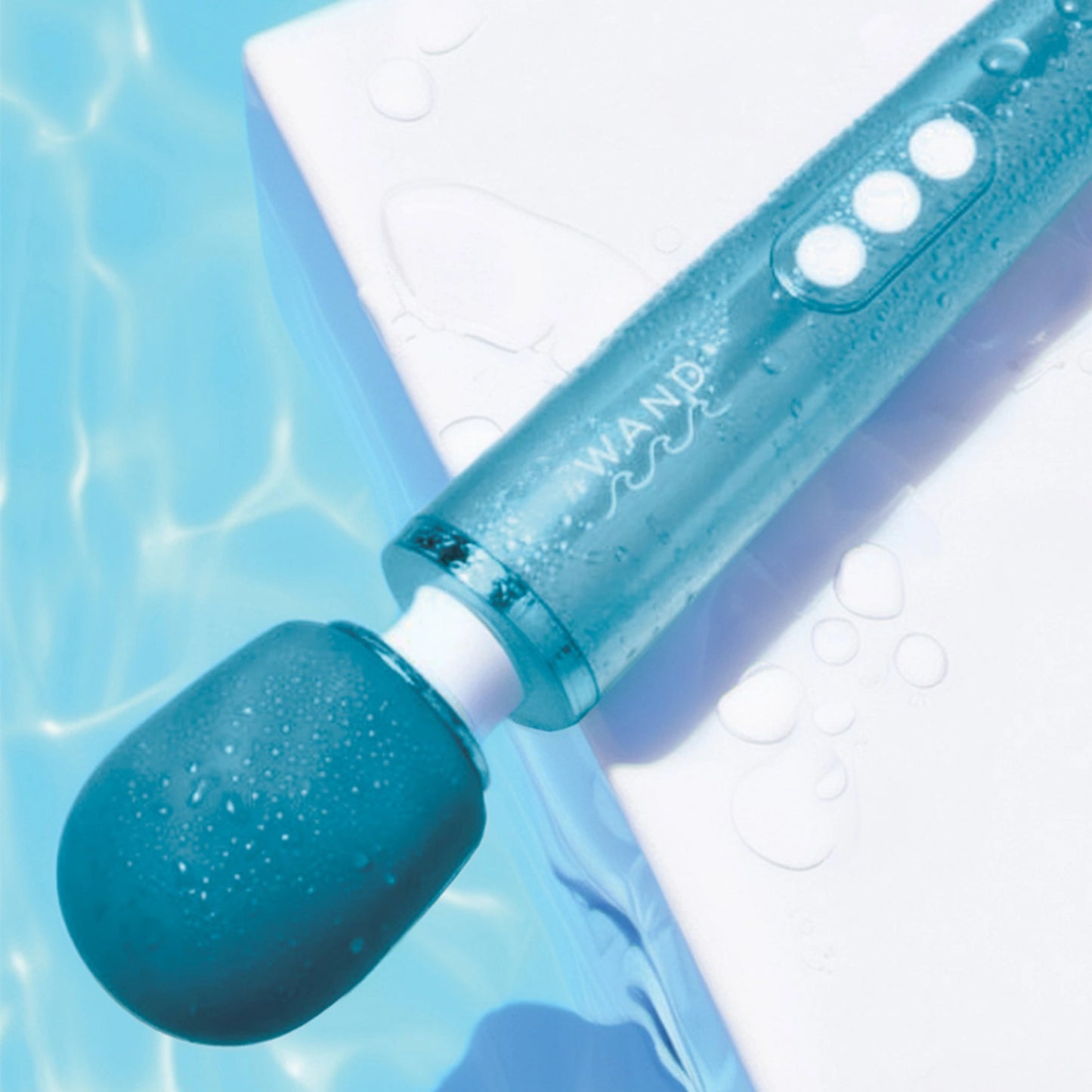 Le Wand Dive Submersible Rechargeable Vibrating Wand Massager